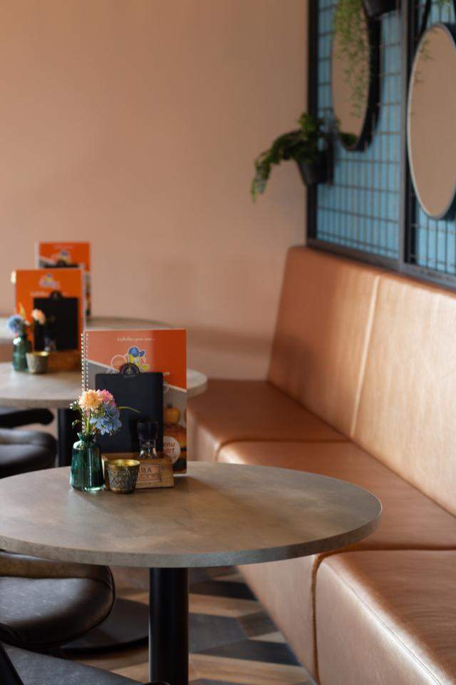Cafetaria en lunchroom de Koedijk in Meppel: detailfoto van tafels en banken